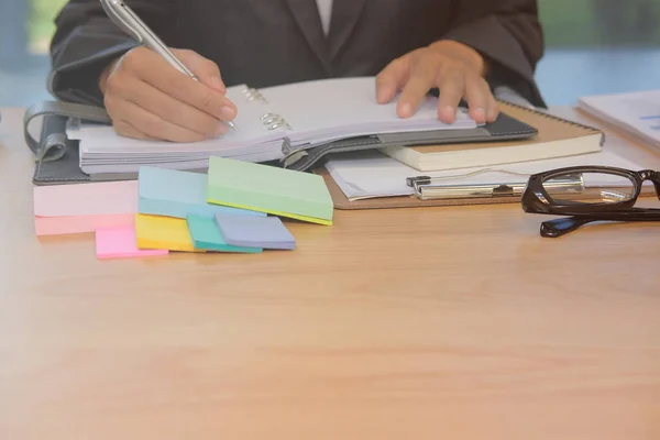 Muž Píše Upomínku Plánu Notebooku Podnikatel Pracuje Organizační Plán Pracovišti — Stock fotografie