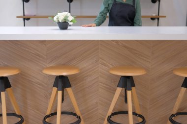 işletme sahibi önlük ayakta cafe kahvehane kafeterya Restoran sayacı bir şerit
