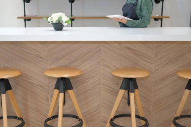 işletme sahibi tablet sayaç barda tutan önlük giyiyor. Touchpad Cafe kahve salonu kafeterya restoranda kullanan adam