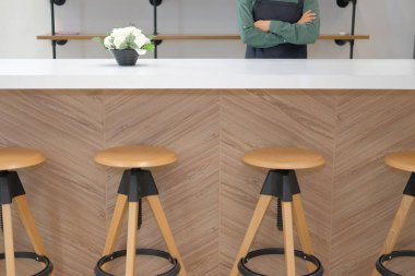 Cafe kahve salonu kafeterya Restoran sayaç barda geçti kollu önlük ayakta giyen işletme sahibi