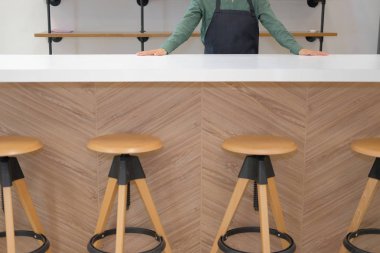 işletme sahibi önlük ayakta cafe kahvehane kafeterya Restoran sayacı bir şerit