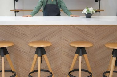 işletme sahibi önlük ayakta cafe kahvehane kafeterya Restoran sayacı bir şerit