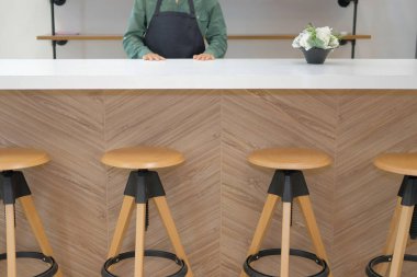 işletme sahibi önlük ayakta cafe kahvehane kafeterya Restoran sayacı bir şerit