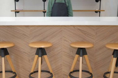 işletme sahibi önlük ayakta cafe kahvehane kafeterya Restoran sayacı bir şerit