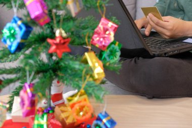 kredi kartı online alışveriş için tutan adam. Erkek alıcı Noel hediyesi internet üzerinden satın. Yeni yıl tatil neşeli Noel kutlaması