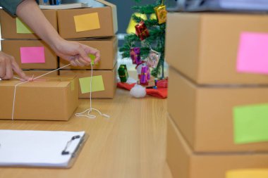 İşyerinde karton kutu ambalaj başlangıç küçük işletme sahibi. serbest adam girişimci satıcı ürün parsel kutusu müşteriye teslim için hazırlayın. Online satış, e-ticaret kavramı