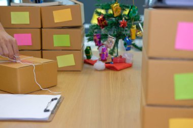 İşyerinde karton kutu ambalaj başlangıç küçük işletme sahibi. serbest adam girişimci satıcı ürün parsel kutusu müşteriye teslim için hazırlayın. Online satış, e-ticaret kavramı