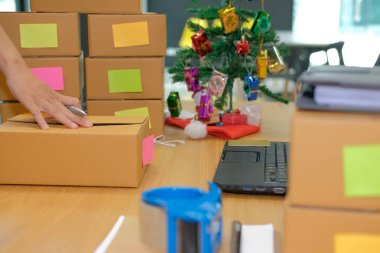 İşyerinde çalışma başlangıç küçük işletme sahibi. serbest adam satıcı onay ürün sipariş'dır. Online satış, e-ticaret kavramı