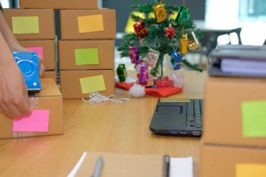 İşyerinde karton kutu ambalaj başlangıç küçük işletme sahibi. serbest adam girişimci satıcı parsel kutusu, ürünün müşteriye teslim için hazırlayın. Online satış, e-ticaret kavramı