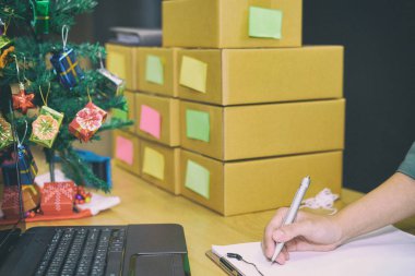 Not yazma başlangıç küçük işletme sahibi. evde çalışan serbest adam satıcı. Online satış, e-ticaret kavramı