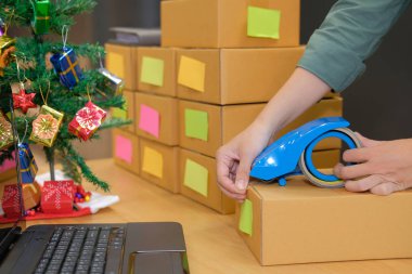 İşyerinde karton kutu ambalaj başlangıç küçük işletme sahibi. serbest adam girişimci satıcı parsel kutusu, ürünün müşteriye teslim için hazırlayın. Online satış, e-ticaret kavramı