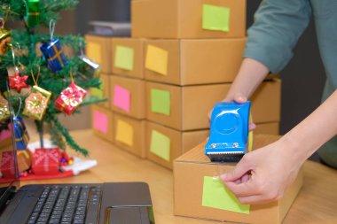 İşyerinde karton kutu ambalaj başlangıç küçük işletme sahibi. serbest adam girişimci satıcı parsel kutusu, ürünün müşteriye teslim için hazırlayın. Online satış, e-ticaret kavramı