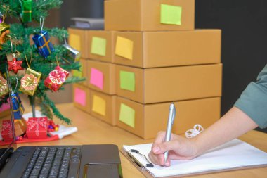 Not yazma başlangıç küçük işletme sahibi. evde çalışan serbest adam satıcı. Online satış, e-ticaret kavramı