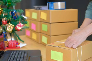 İşyerinde karton kutu ambalaj başlangıç küçük işletme sahibi. serbest adam girişimci satıcı ürün parsel kutusu müşteriye teslim için hazırlayın. Online satış, e-ticaret kavramı