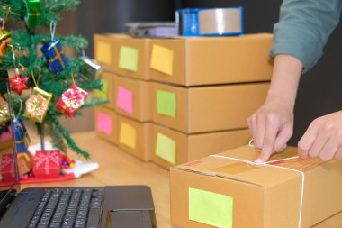 İşyerinde karton kutu ambalaj başlangıç küçük işletme sahibi. serbest adam girişimci satıcı ürün parsel kutusu müşteriye teslim için hazırlayın. Online satış, e-ticaret kavramı