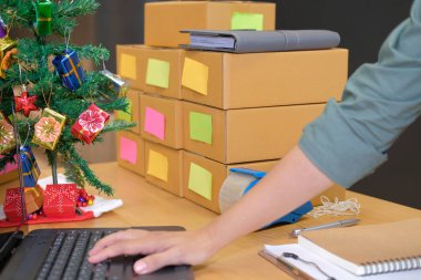 bilgisayar ile işyerinde çalışma başlangıç küçük işletme sahibi. serbest adam satıcı onay ürün sipariş'dır. Online satış, e-ticaret kavramı