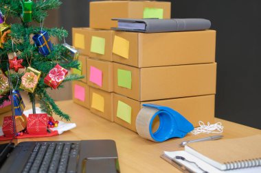 Koli karton kutu Noel tatili sırasında iş sahibi işyerinde. Online satış, e-ticaret kavramı