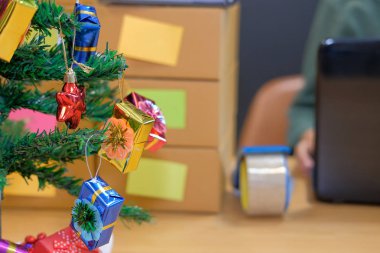 bilgisayar ile işyerinde çalışma başlangıç küçük işletme sahibi. serbest adam satıcı onay ürün sipariş'dır. Online satış, e-ticaret kavramı