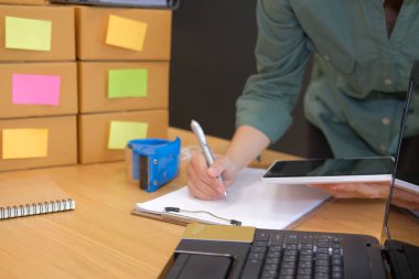 tablet ile işyerinde çalışma başlangıç küçük işletme sahibi. serbest adam satıcı yazma Not. Online satış, e-ticaret kavramı