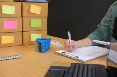 tablet ile işyerinde çalışma başlangıç küçük işletme sahibi. serbest adam satıcı yazma Not. Online satış, e-ticaret kavramı