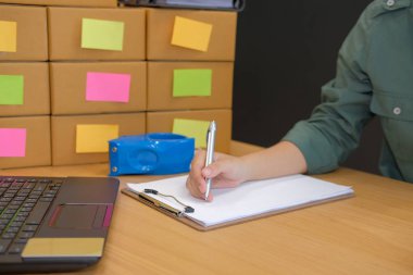 Not yazma başlangıç küçük işletme sahibi. evde çalışan serbest adam satıcı. Online satış, e-ticaret kavramı