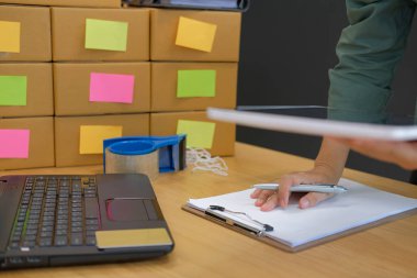 tablet ile işyerinde çalışma başlangıç küçük işletme sahibi. serbest adam satıcı onay sipariş. Online satış, e-ticaret kavramı