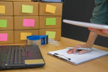 tablet ile işyerinde çalışma başlangıç küçük işletme sahibi. serbest adam satıcı onay sipariş. Online satış, e-ticaret kavramı
