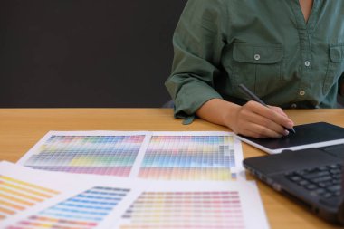 grafik iç tasarımcı bilgisayarla çalışma. yaratıcı adam modern ofisindeki dijital tablet ve stylus kalem ile çizim. iş, teknoloji, tasarım ve insanlar kavramı