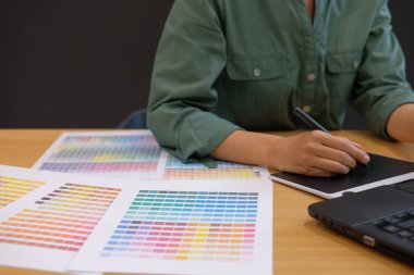 grafik iç tasarımcı bilgisayarla çalışma. yaratıcı adam modern ofisindeki dijital tablet ve stylus kalem ile çizim. iş, teknoloji, tasarım ve insanlar kavramı