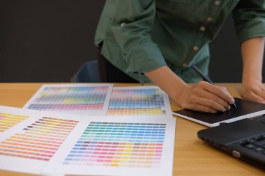 grafik iç tasarımcı bilgisayarla çalışma. yaratıcı adam modern ofisindeki dijital tablet ve stylus kalem ile çizim. iş, teknoloji, tasarım ve insanlar kavramı