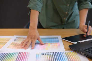 grafik iç tasarımcı bilgisayarla çalışma. yaratıcı adam modern ofisindeki dijital tablet ve stylus kalem ile çizim. iş, teknoloji, tasarım ve insanlar kavramı