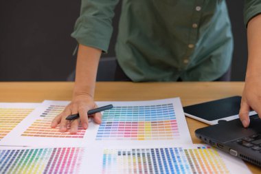 bilgisayar ile grafik iç tasarımcı çalışma ve renk renk örneği örnek Katalog paleti Kılavuzu işyerinde seçimi.