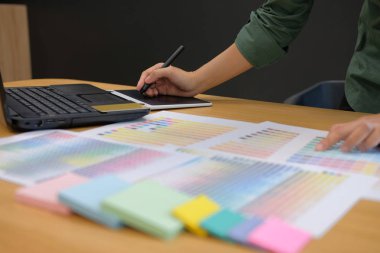 renk renk örneği örnek seçtiğiniz grafik iç mimar. yaratıcı adam modern ofisindeki dijital tablet ve stylus kalem ile çizim. iş, teknoloji, tasarım ve insanlar kavramı