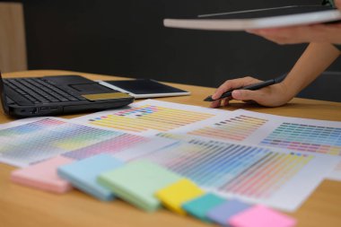 grafik tablet ile iç tasarımcı çalışma ve renk renk örneği örnek Katalog paleti Kılavuzu işyerinde seçimi.