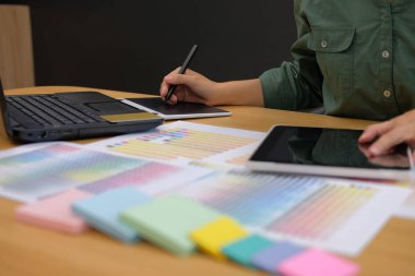 tablet ile çalışan grafik iç tasarımcı. yaratıcı adam modern ofisindeki Stilus kalemiyle çizim. iş, teknoloji, tasarım ve insanlar kavramı