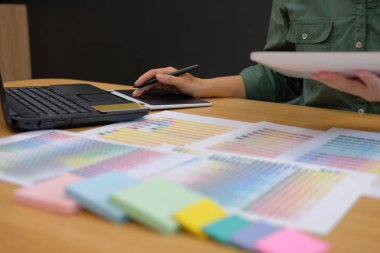 tablet ile çalışan grafik iç tasarımcı. yaratıcı adam modern ofisindeki Stilus kalemiyle çizim. iş, teknoloji, tasarım ve insanlar kavramı