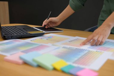 renk renk örneği örnek seçtiğiniz grafik iç mimar. yaratıcı adam modern ofisindeki dijital tablet ve stylus kalem ile çizim. iş, teknoloji, tasarım ve insanlar kavramı