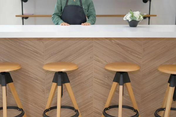 işletme sahibi önlük ayakta cafe kahvehane kafeterya Restoran sayacı bir şerit