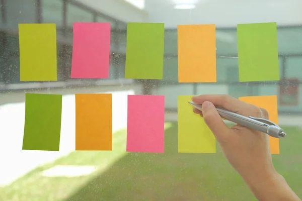 Zakenman Schrijven Zelfklevende Notities Glazen Wand Werkplek Notitie Papier Herinnering — Stockfoto