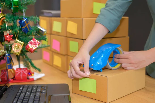 İşyerinde karton kutu ambalaj başlangıç küçük işletme sahibi. serbest adam girişimci satıcı parsel kutusu, ürünün müşteriye teslim için hazırlayın. Online satış, e-ticaret kavramı