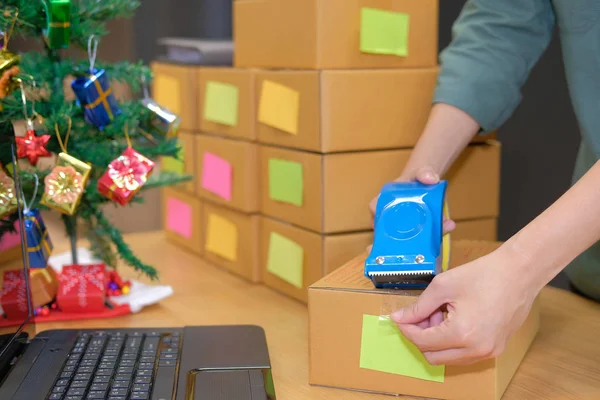 İşyerinde karton kutu ambalaj başlangıç küçük işletme sahibi. serbest adam girişimci satıcı parsel kutusu, ürünün müşteriye teslim için hazırlayın. Online satış, e-ticaret kavramı