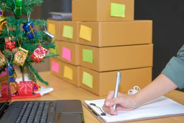 Not yazma başlangıç küçük işletme sahibi. evde çalışan serbest adam satıcı. Online satış, e-ticaret kavramı