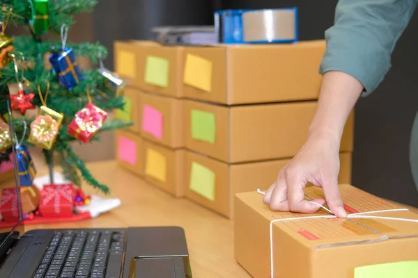 İşyerinde karton kutu ambalaj başlangıç küçük işletme sahibi. serbest adam girişimci satıcı ürün parsel kutusu müşteriye teslim için hazırlayın. Online satış, e-ticaret kavramı