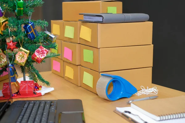 Koli karton kutu Noel tatili sırasında iş sahibi işyerinde. Online satış, e-ticaret kavramı