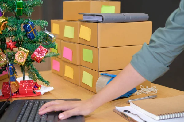 bilgisayar ile işyerinde çalışma başlangıç küçük işletme sahibi. serbest adam satıcı onay ürün sipariş'dır. Online satış, e-ticaret kavramı