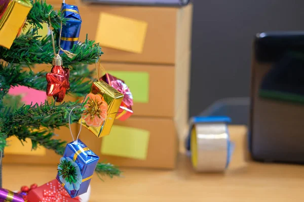 Koli karton kutu Noel tatili sırasında iş sahibi işyerinde. Online satış, e-ticaret kavramı