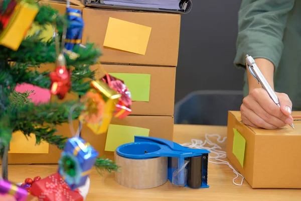 karton kutu işyeri adresini yazma başlangıç küçük işletme sahibi. serbest adam girişimci satıcı müşteriye teslim ürün için parsel kutusu hazırlayın. Online satış, e-ticaret kavramı