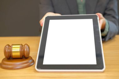 Yargıç showinng tablet ekran. Mahkeme, yasal hukuk tokmak. Avukat Avukat Adalet Mahkemesi
