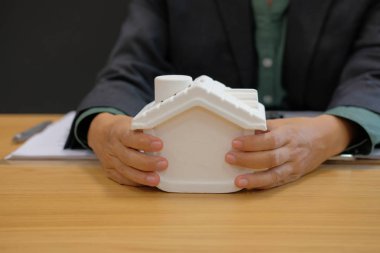 Emlak Ajan gösteren ev modeli. Kiralama Emlak mülk satışından satın alma