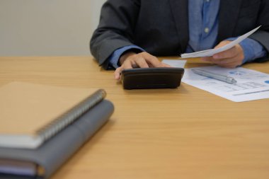 adam aile içi faturaları hesaplayın. Denge ve maliyetleri kontrol hesap makinesini kullanarak iş adamı. Ofisinde vergi ödeme için finans sayma başlangıç